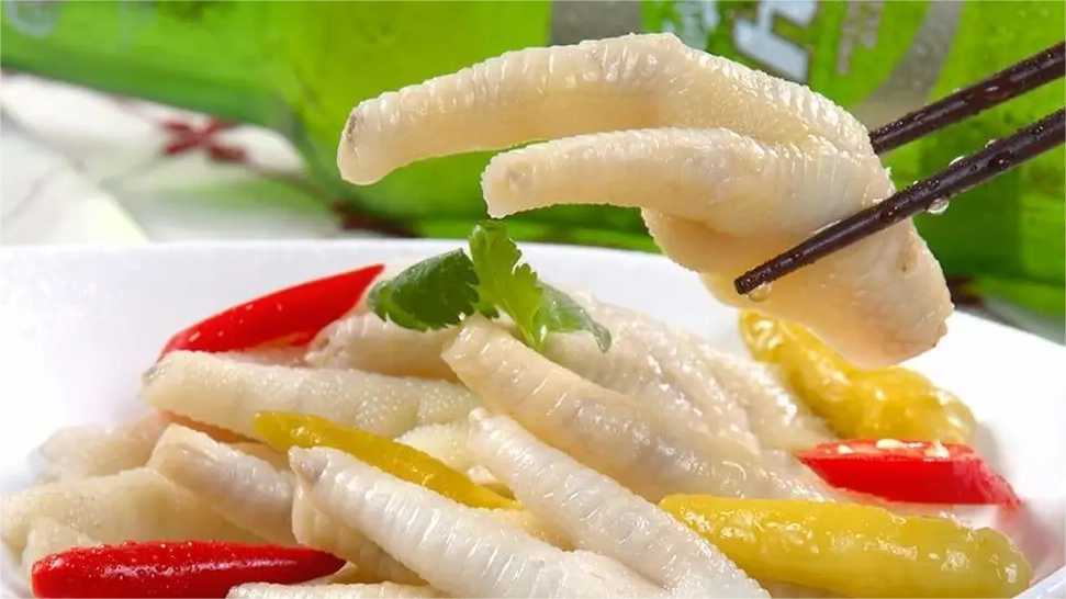 泡椒鳳爪塑料保鮮盒包裝機：鎖住美味，保鮮每一刻